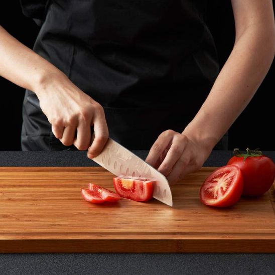 planche à découper acacia tomates